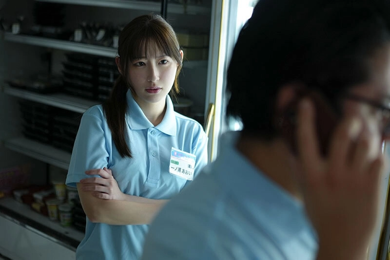 sex ten my Cô nhân viên xinh đẹp bị hiếp dâm trong lúc cửa hàng mất điện